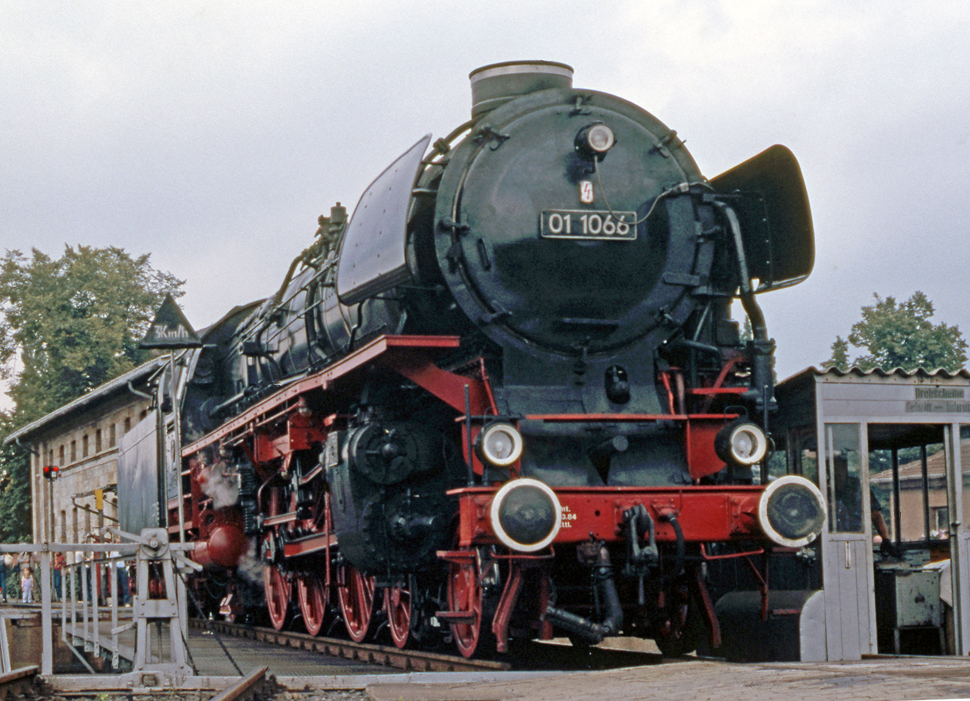 Dampflok 01 1066 der Ulmer Eisenbahnfreunde auf der Drehscheine im Bw Bayreuth